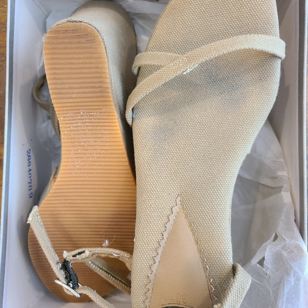 United Colors of Benneton Platform shoes. Khaki color. Size 38/Size 8 Women